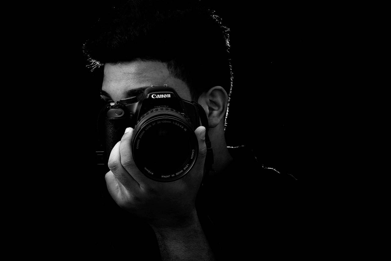   canon  photographer  reflex  pentax  photo  — free black and white photo