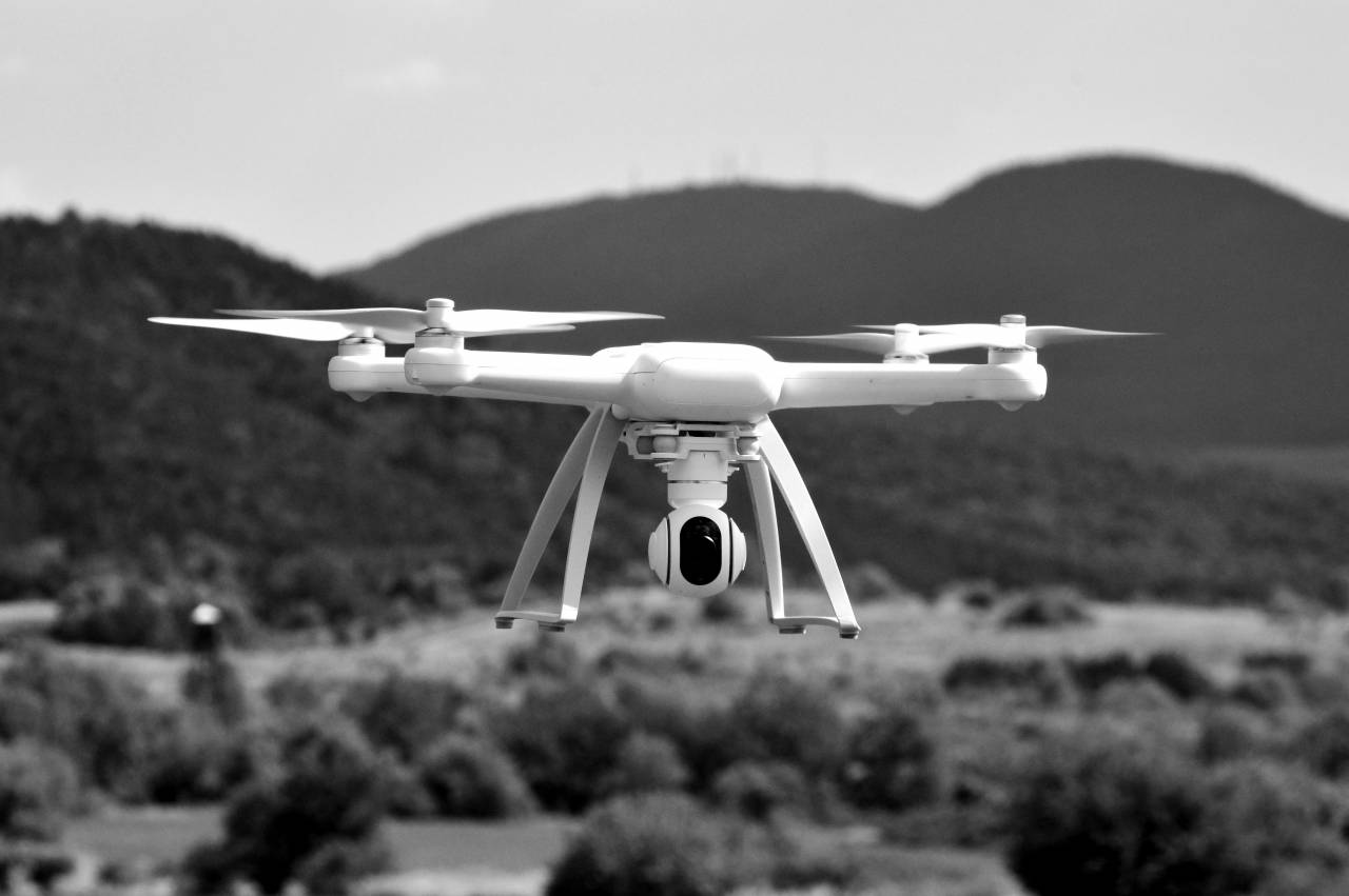   drone  camera  isolated  background  — free black and white photo