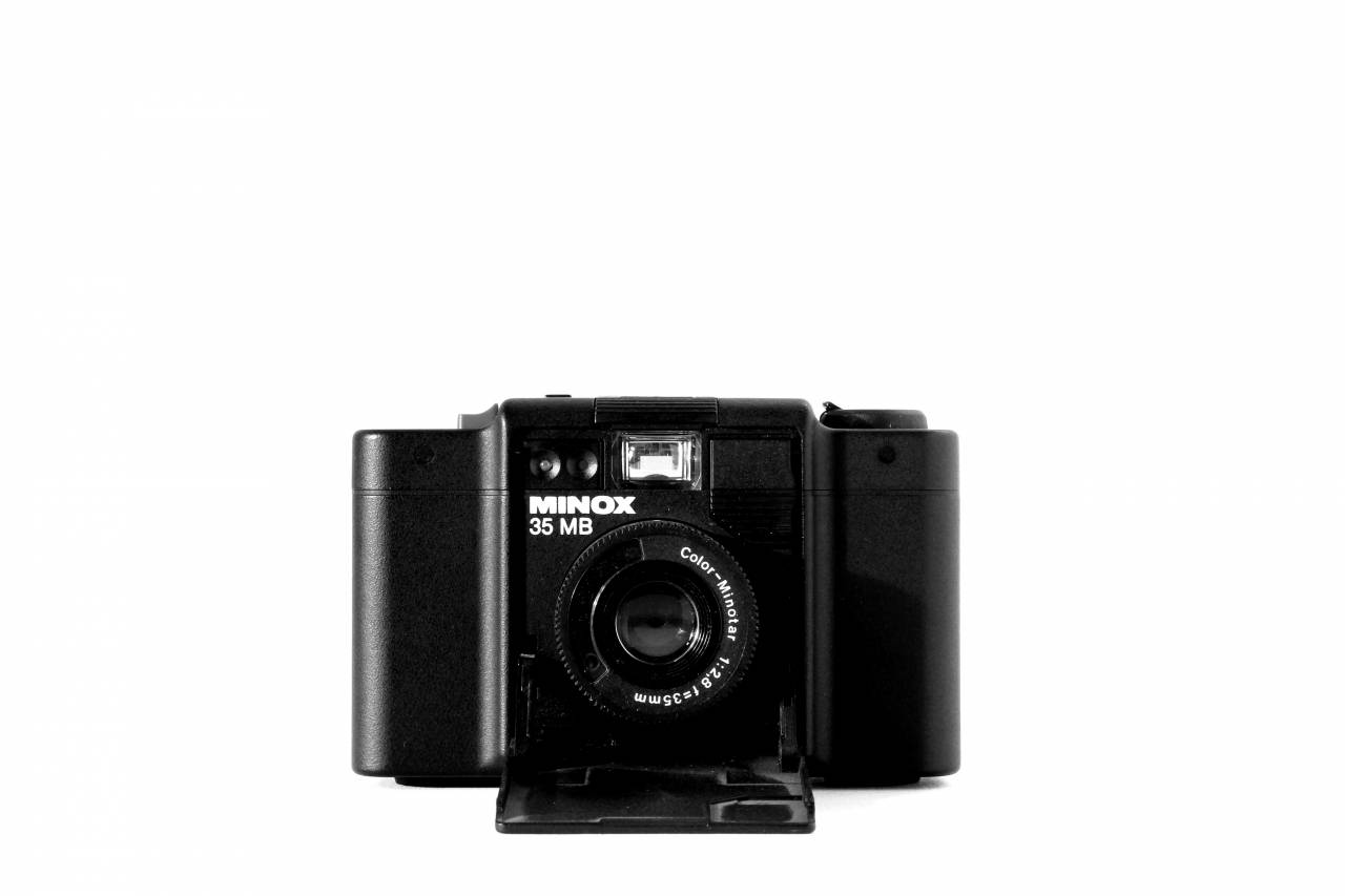   photography  vintage  film camera  nostalgia  — free black and white photo