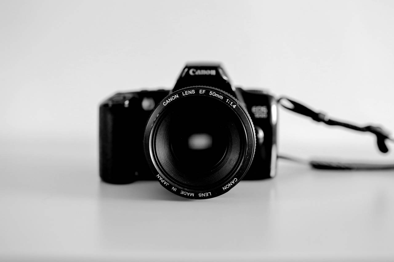   reflex camera  digital camera  hardware  — free black and white photo
