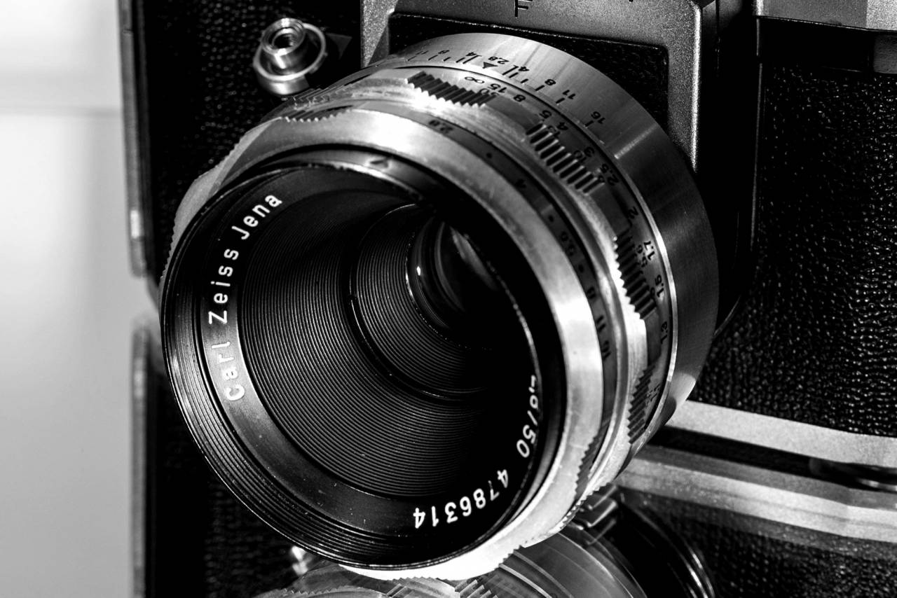   wheel  reflex camera  digital camera  magic  — free black and white photo