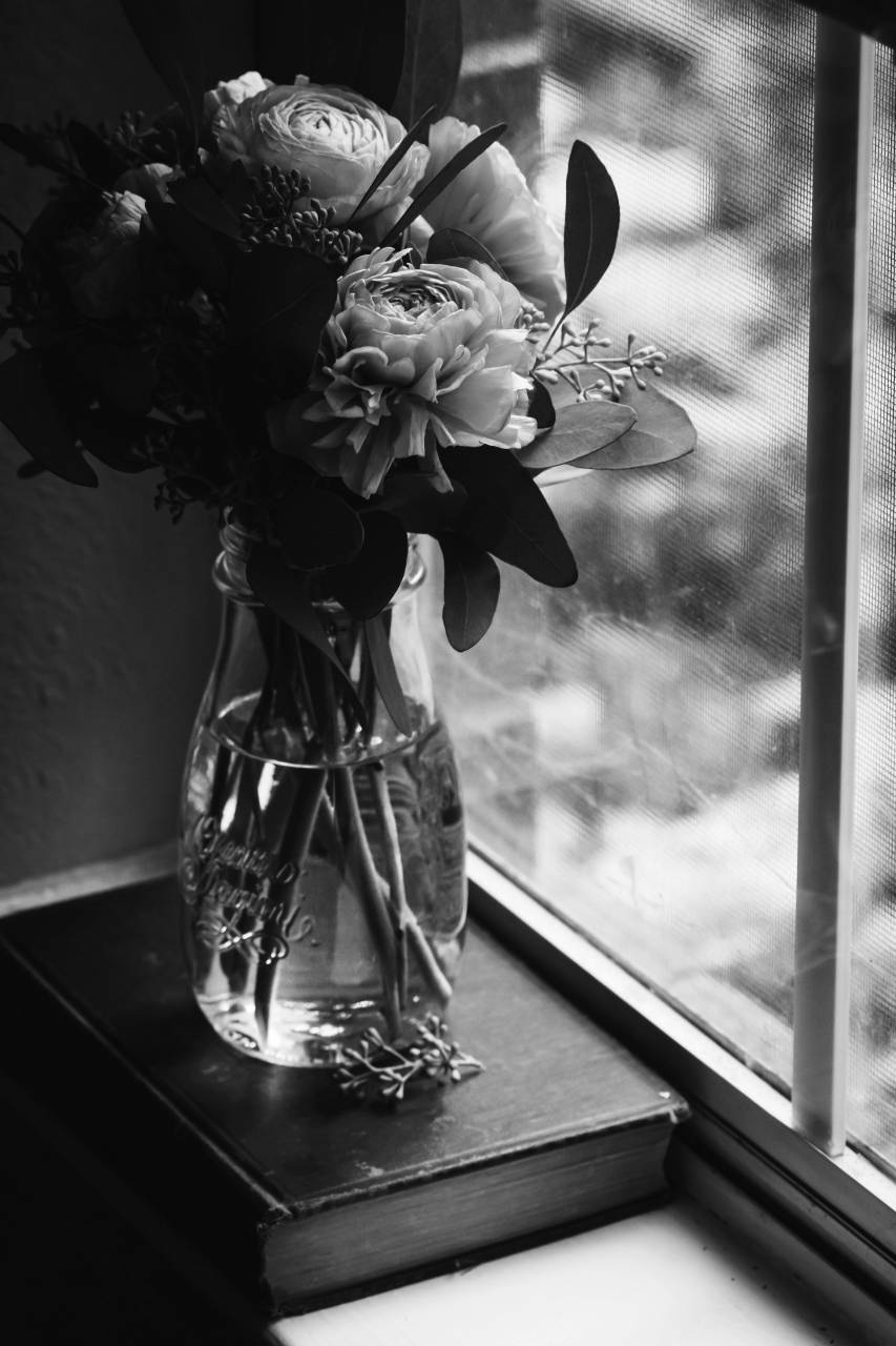 Flowers Vase Free Stock Photo - NegativeSpace — free black and white photo