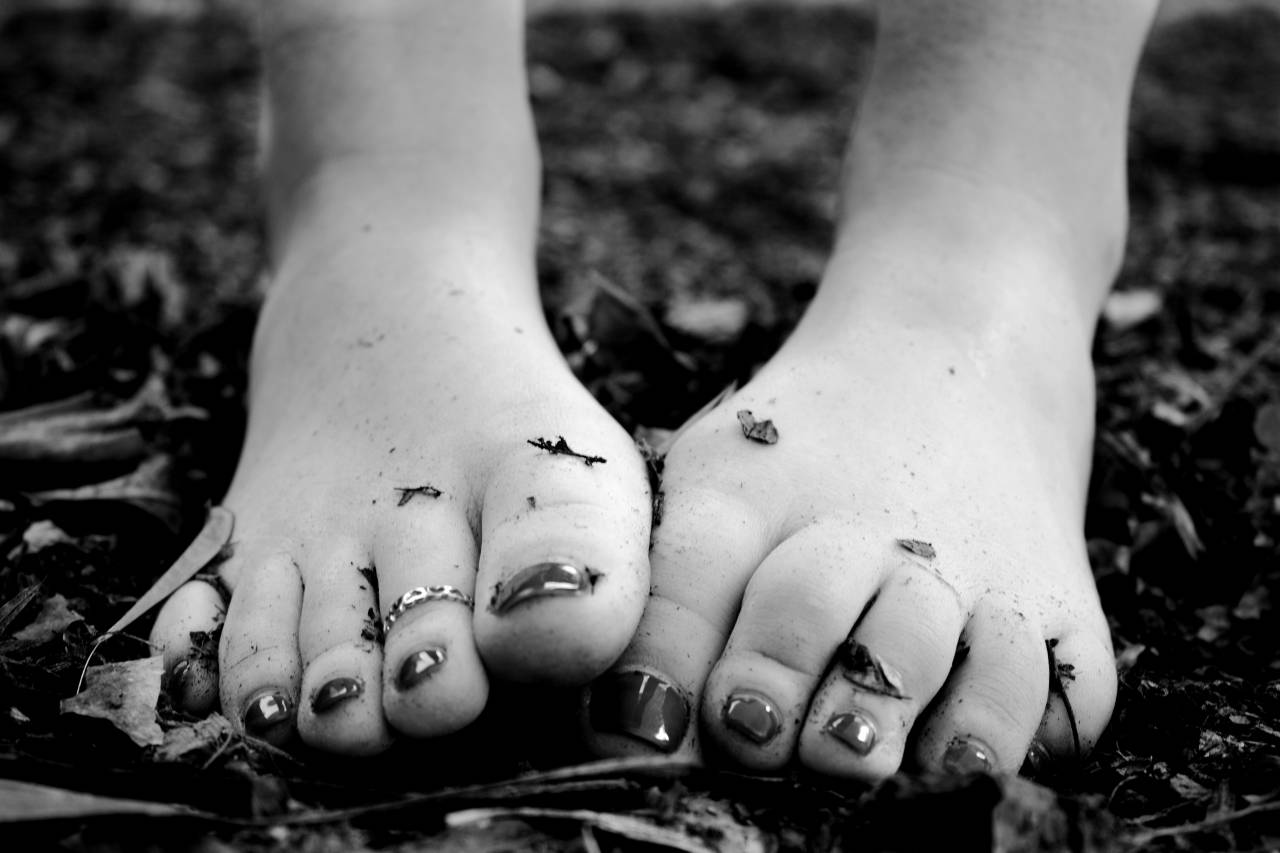 Woman Feet Black White Leaves Free Stock Photo - NegativeSpace — free black and white photo