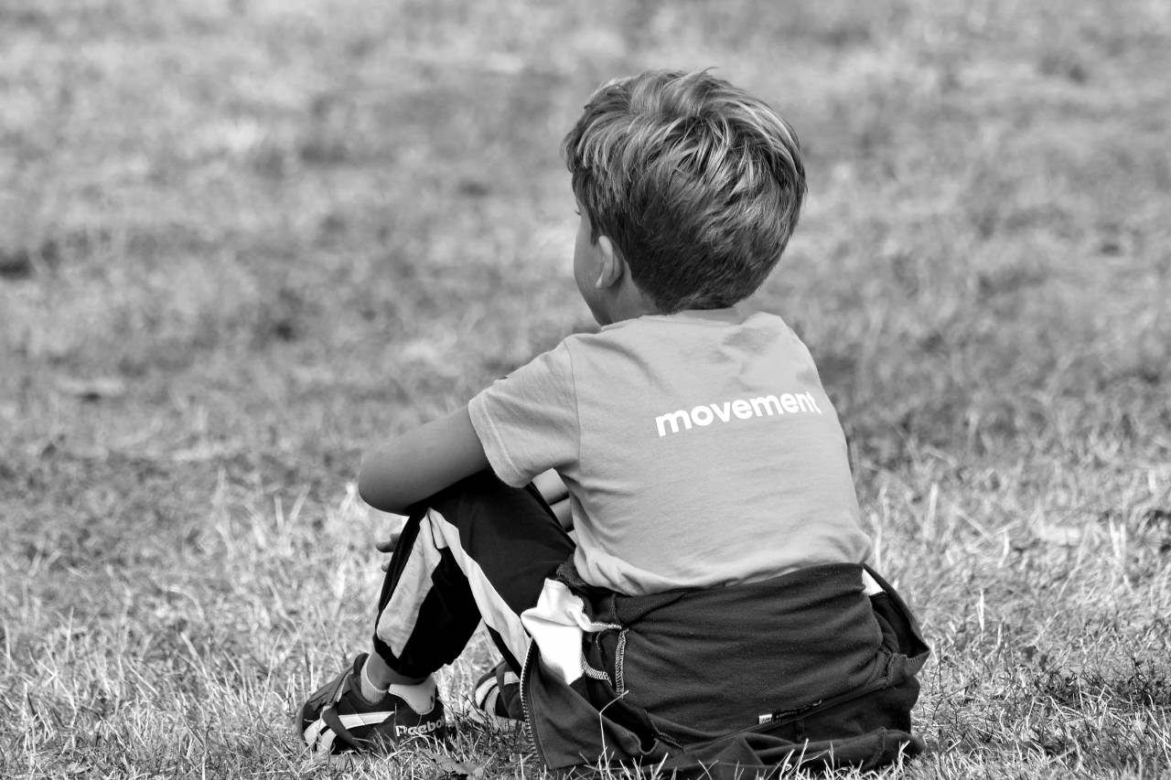 boy sitting nature summer child grass outdoors outfit season kb — free black and white photo
