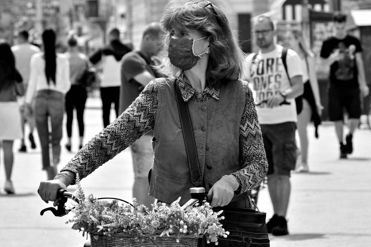 covid coronavirus mask crowd face bicycle gloves protection gorgeous statistiques arquitectura  situation italie pandemia crecimiento oms alerta exponencial europa — free black and white photo