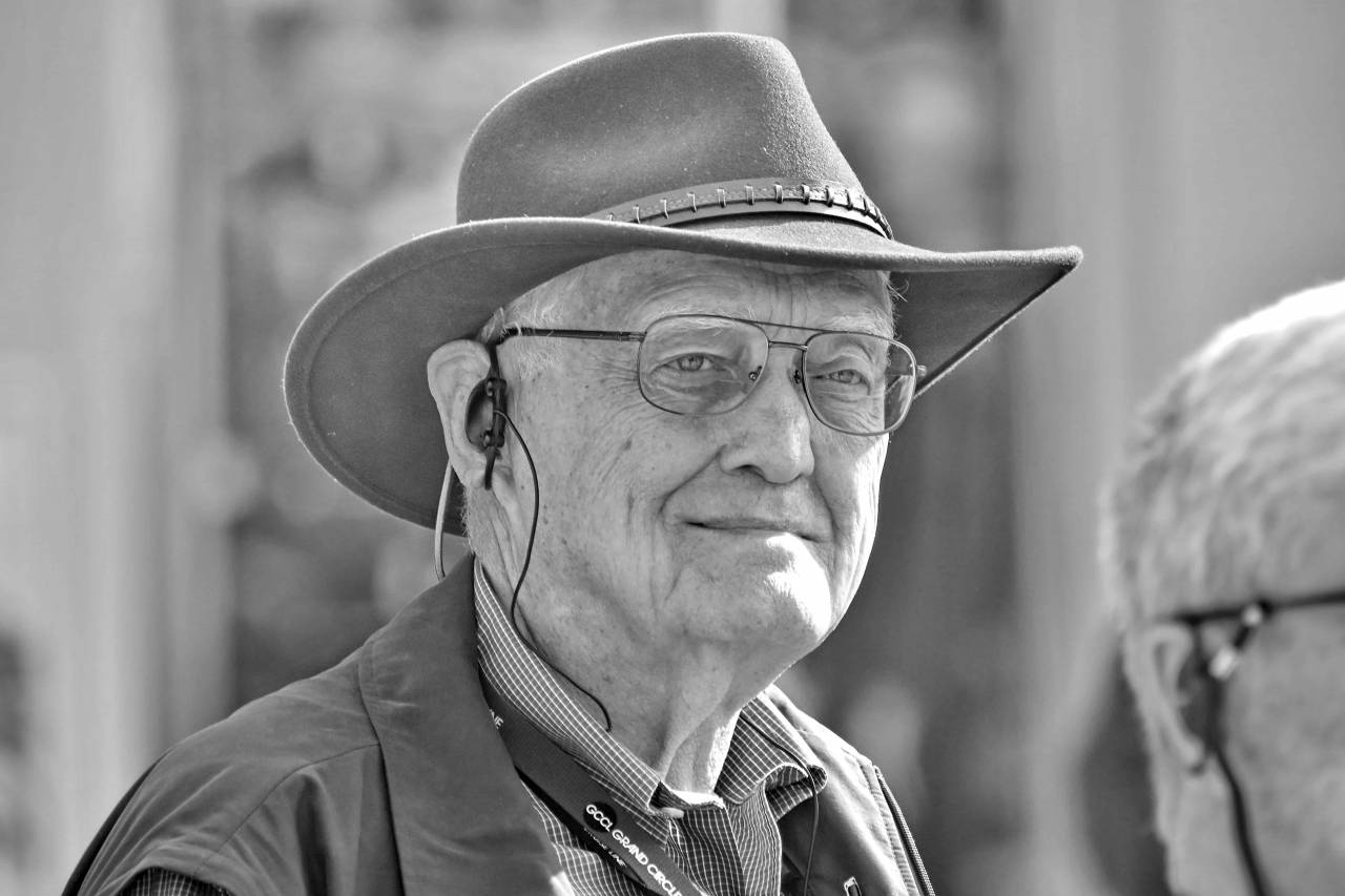 cowboy face elderly american smile portrait wrinkle elder hearing need aids aid happy  dinners meetings kind regular better — free black and white photo