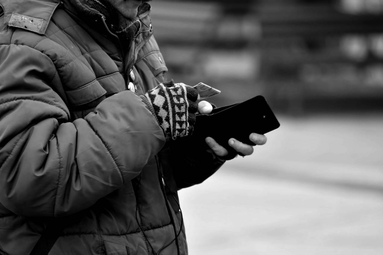 economy gloves money marzo festivo street banknote marketplace hands portrait winter triple resolusjon recuerda trabajas lunes este lo leve ikke — free black and white photo
