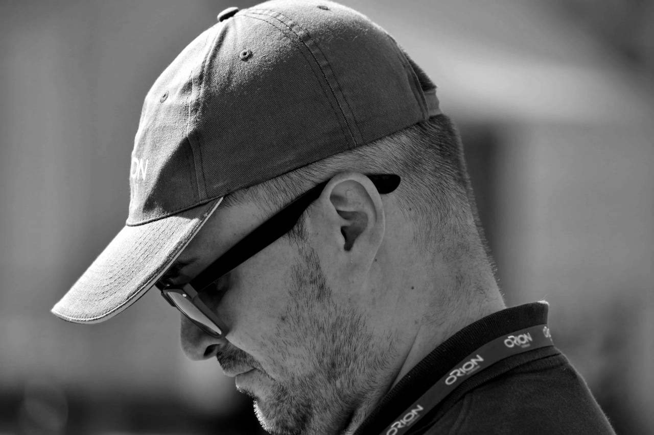 face side beard portrait festival sunglasses uniform portret landscape zijaanzicht baard knappe race zonnebril mensen paars mode kb  parade — free black and white photo