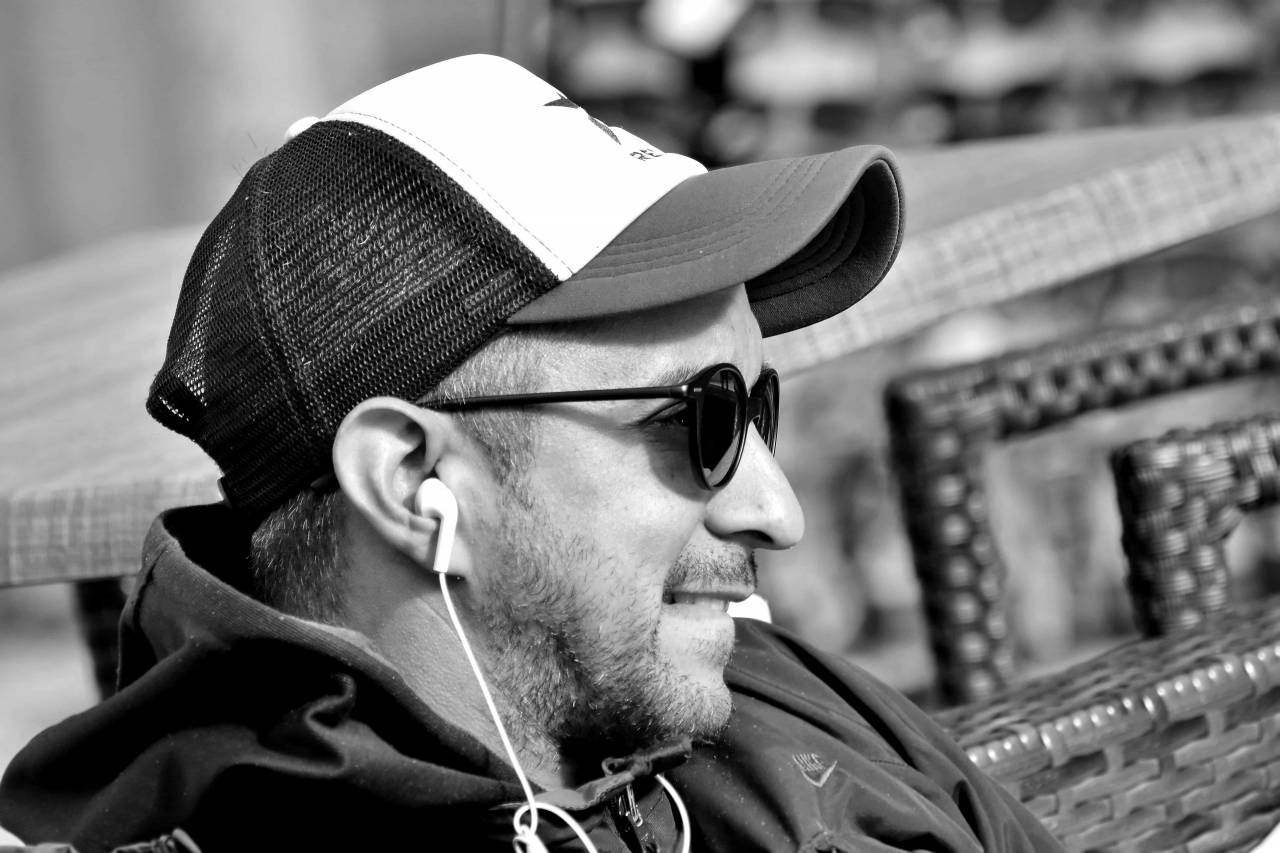 handsome hat beard smiling portrait outdoors sunglasses kb — free black and white photo