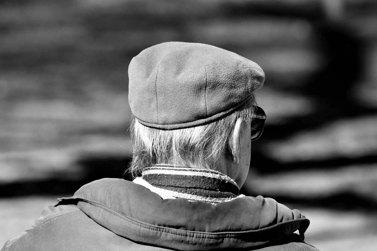 hat scarf side clothes grandfather portrait sunglasses alone clothing kb — free black and white photo