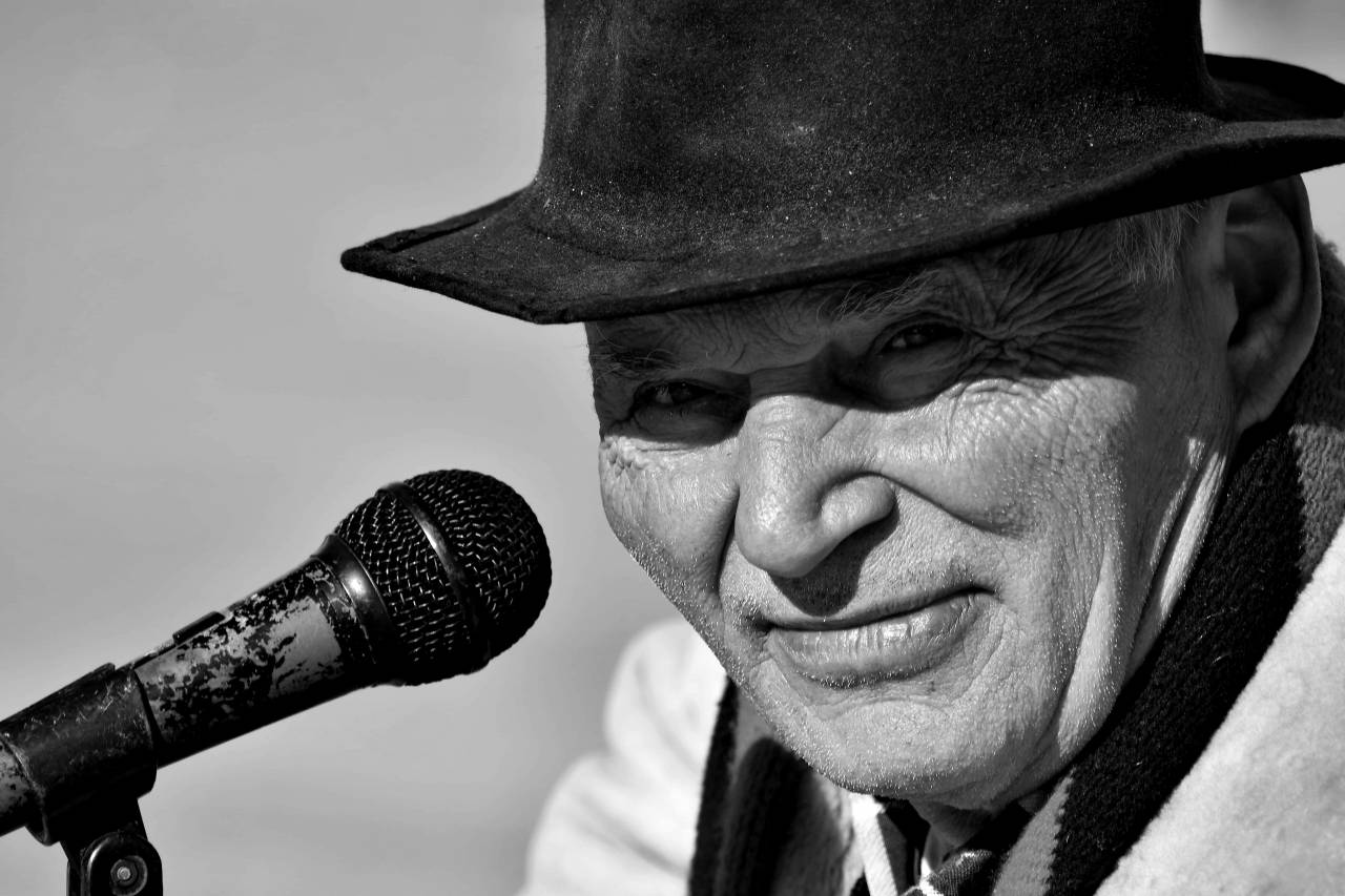 microphone wrinkle confidence elder face performer speaking musician music kb — free black and white photo