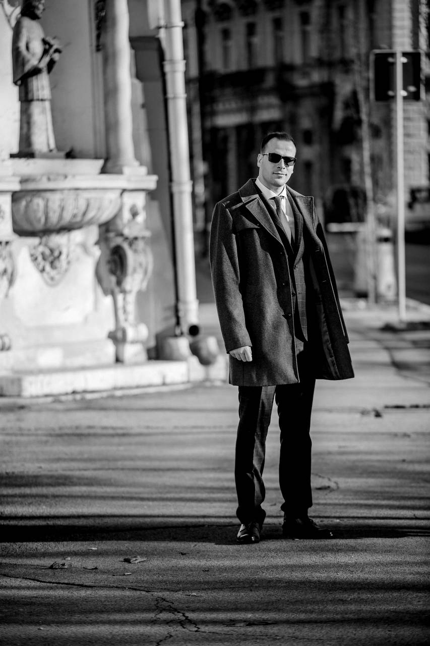 outfit businessman urban street confident successful portrait  — free black and white photo