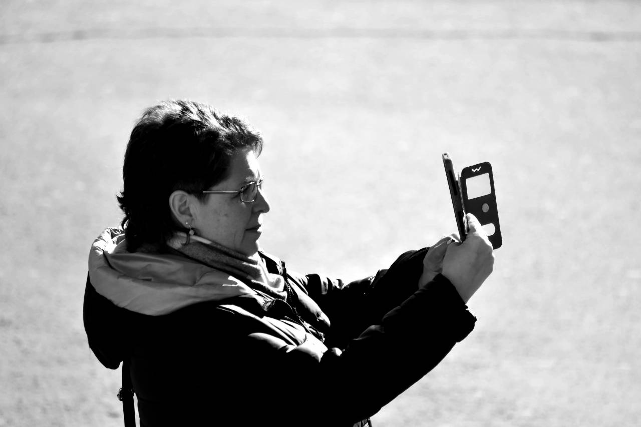 profile side communication woman businesswoman outdoors cold telephone winter phone pretty mobile  confident gorgeous telecommunication — free black and white photo