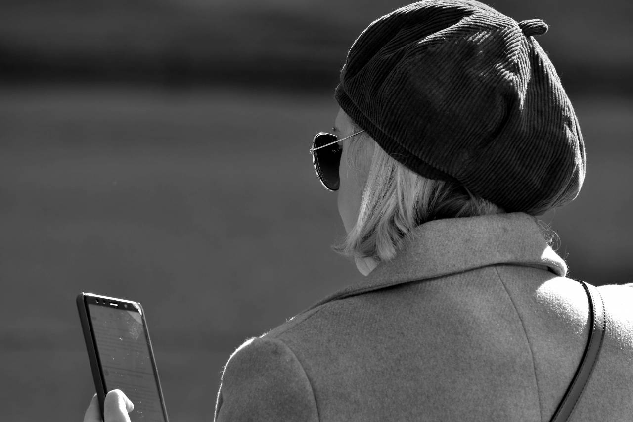 sunglasses message pretty phone street businesswoman social wireless portrait — free black and white photo