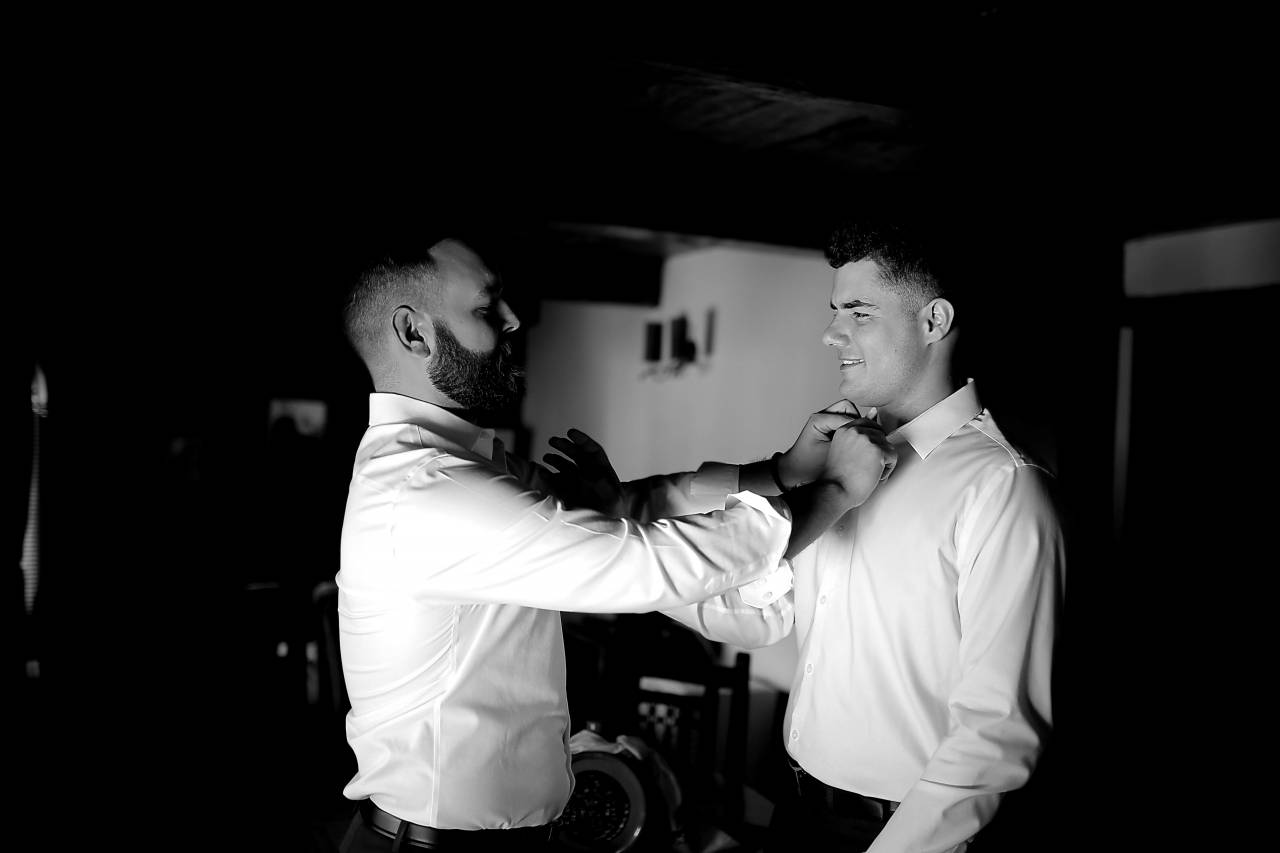 tuxedo friendship smile suit portrait indoors side woman  portret ljudi žena prostor unutarnji smoking besplatne slike domein publiek afbeeldingen — free black and white photo