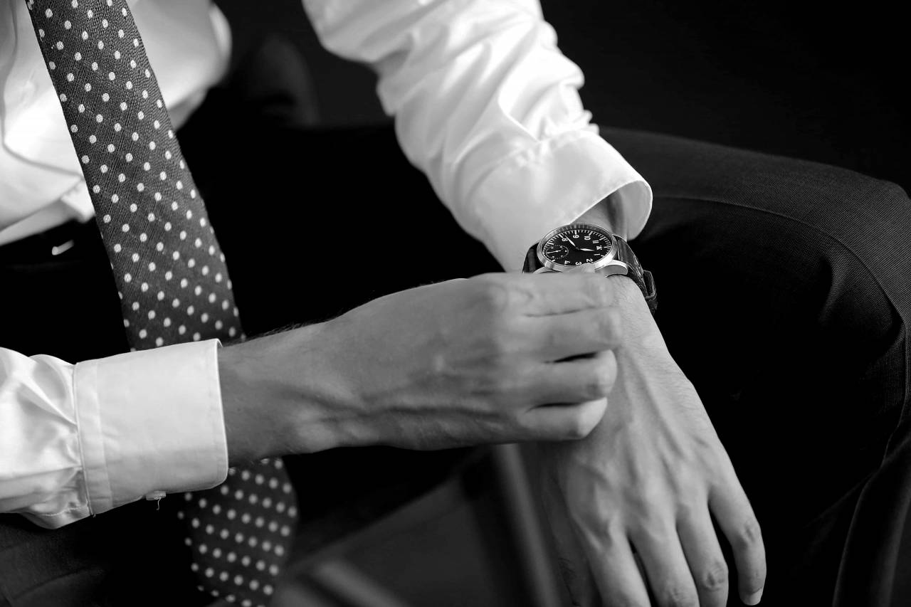 wristwatch businessman hand indoors leisure hands business woman  — free black and white photo