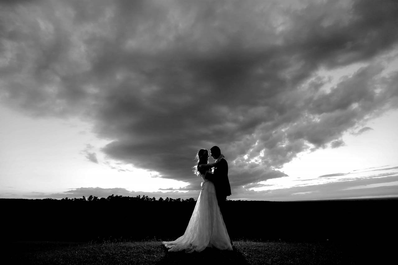 bad storm marriage engagement hilltop groom bride weather hugging sunset  fonds etreindre colline marie mauvais mariee coucher jeune mariage — free black and white photo