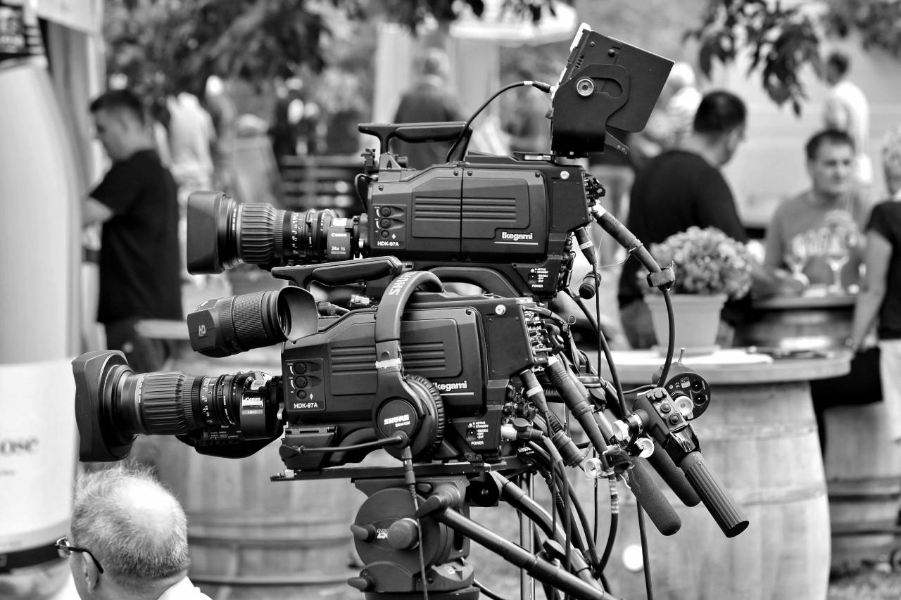 interview journalist recording equipment lens festival movie informational regarding swedish situation statement space tripod television anadea — free black and white photo