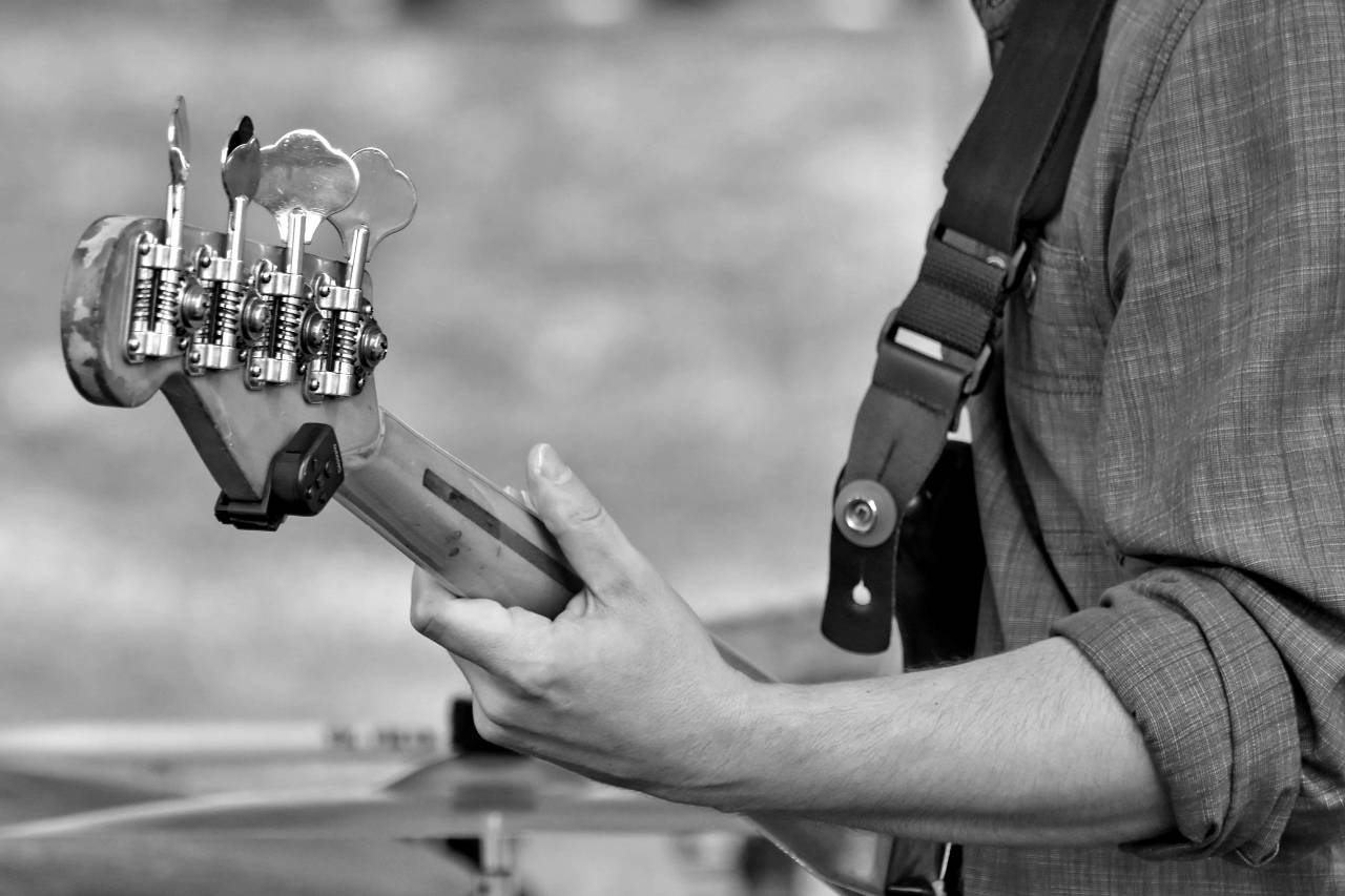 orang guitarist outdoors guitar rekreasi luar leisure recreation equipment nature laki tangan peralatan gitaris gitar rumah  alam gambar — free black and white photo