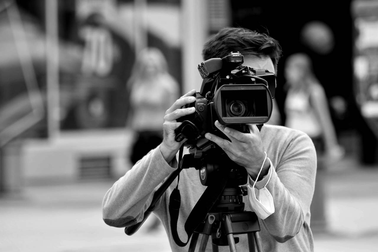recording photographer street filming camera television movie equipment lens tripod — free black and white photo