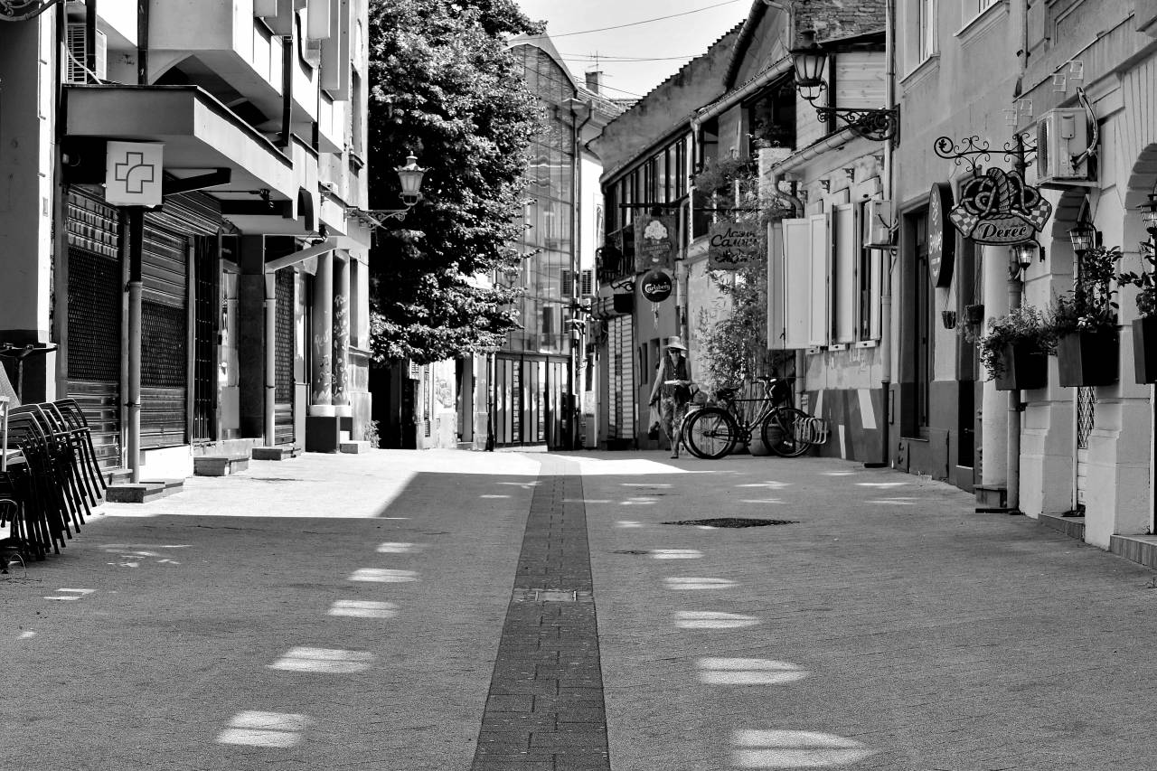 sidewalk pavement urban town road intersection architecture estreito cidade  rua urbana arquitetura casa playground tree — free black and white photo