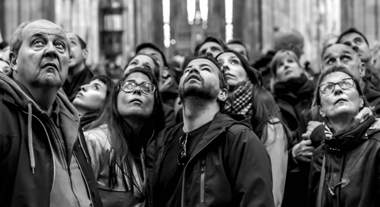   person  black and white  people  view  crowd  — free black and white photo