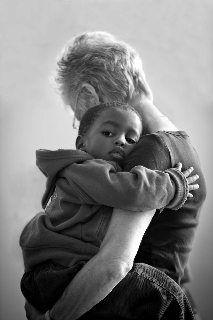   person  black and white  male  statue  love  — free black and white photo
