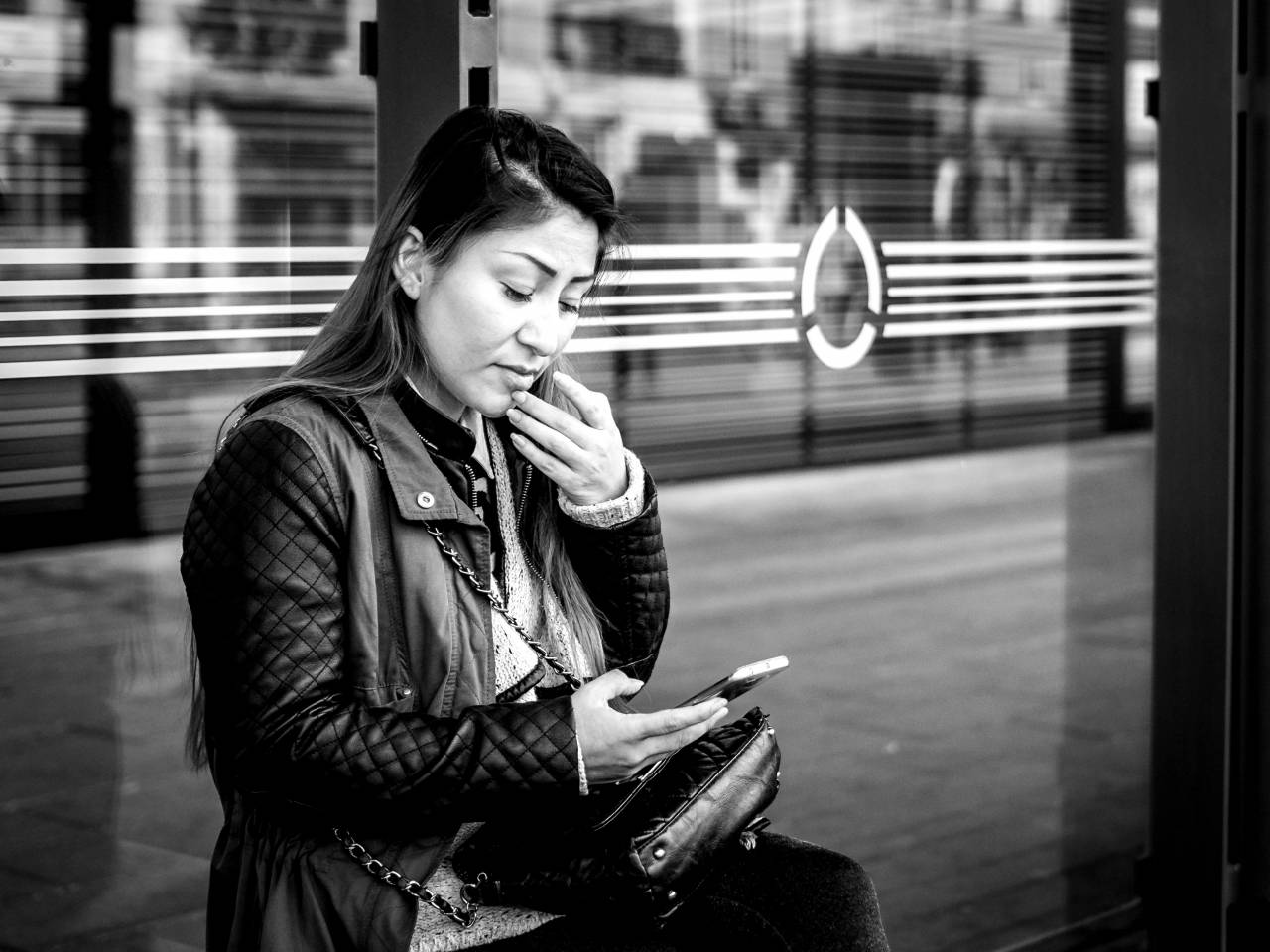   smartphone  man  person  black and white  — free black and white photo