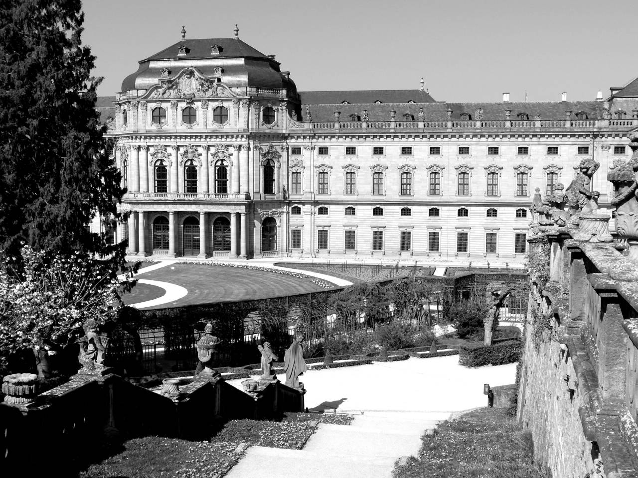   architecture  mansion  building  chateau  — free black and white photo