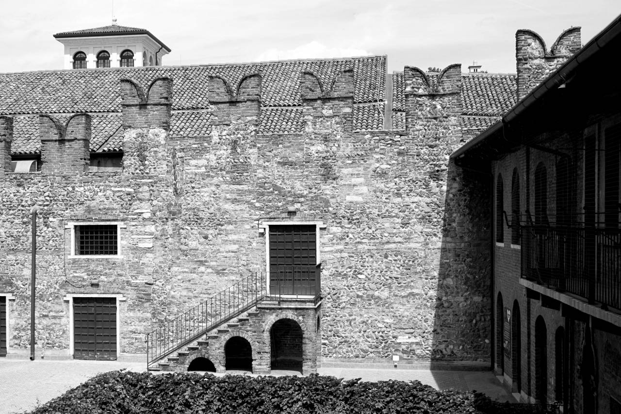   architecture  mansion  house  home  wall  — free black and white photo