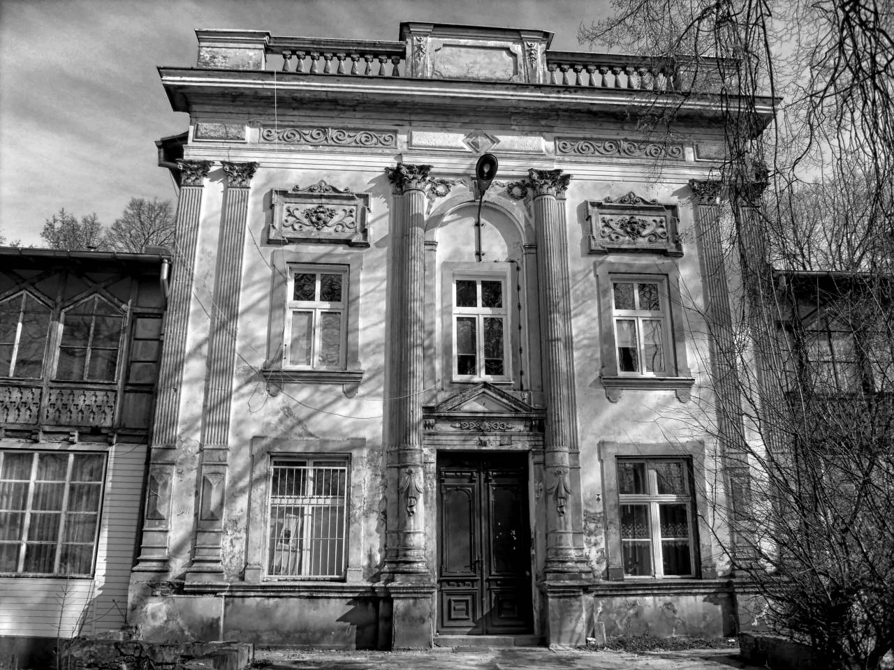   architecture  sky  mansion  house  window  — free black and white photo