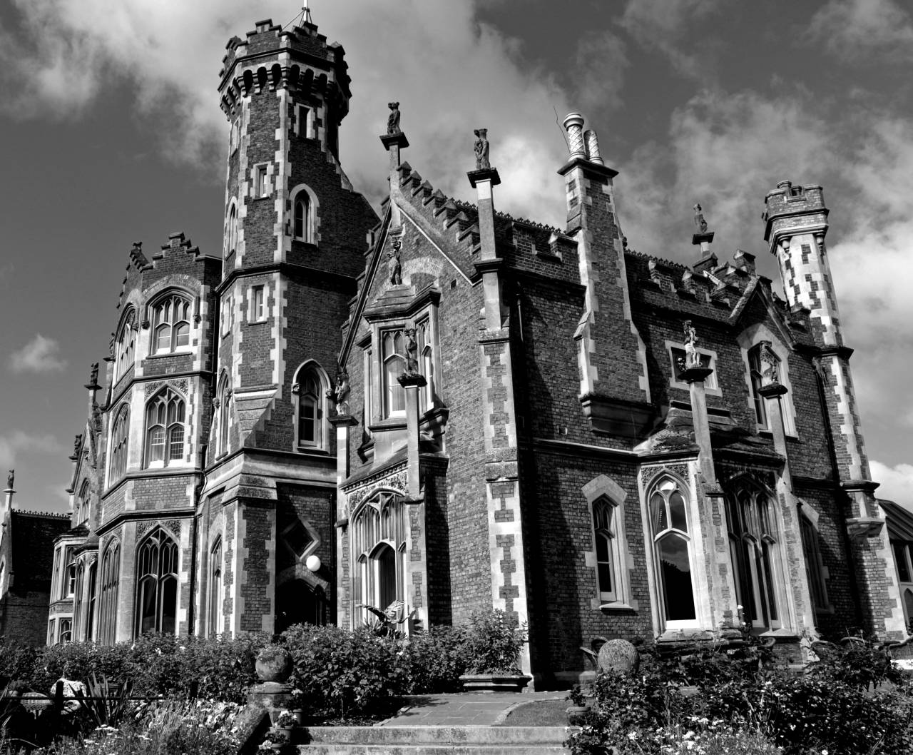   building  chateau  landmark  facade  church  — free black and white photo