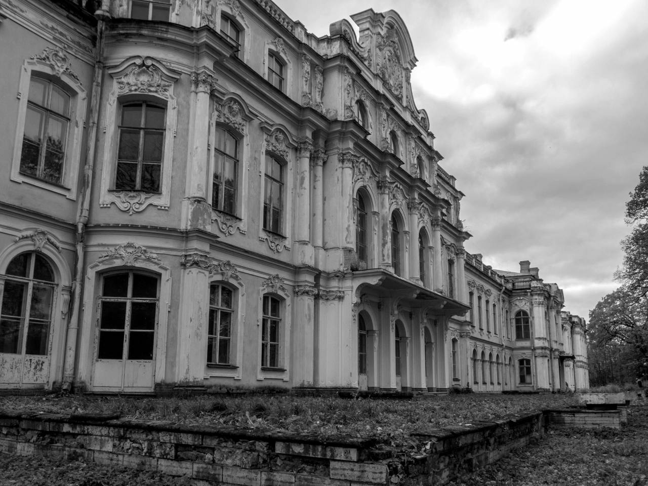   image  mansion  landmark  property  — free black and white photo