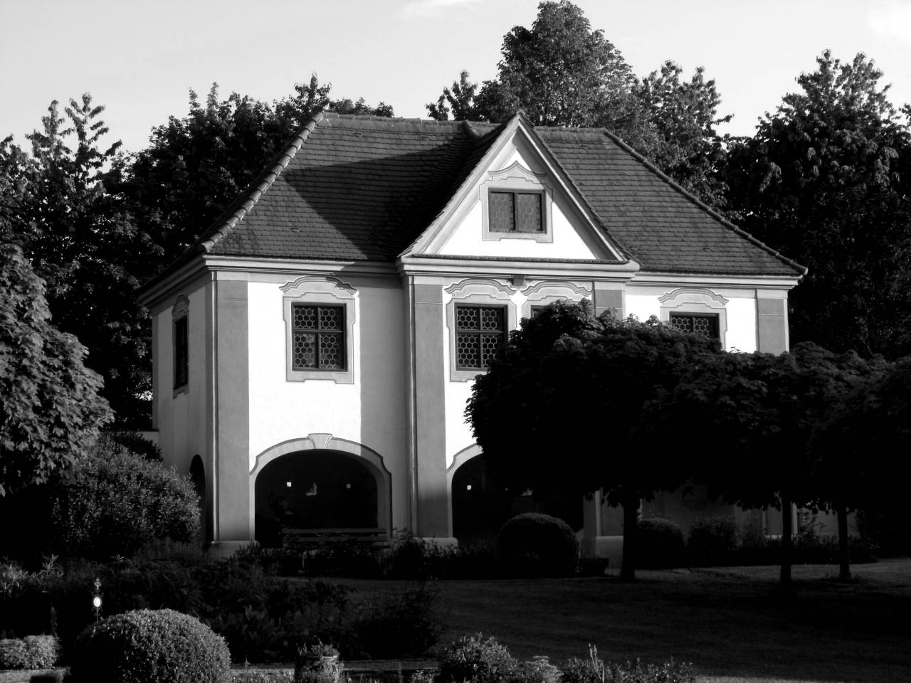   lawn  villa  mansion  roof  building  home  — free black and white photo