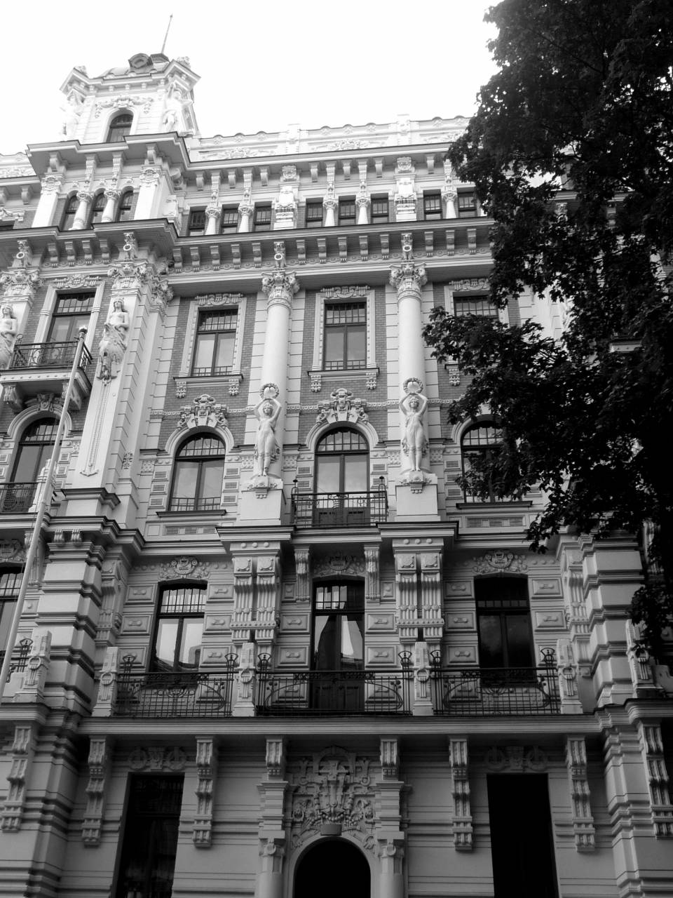   mansion  building  palace  landmark  facade  — free black and white photo