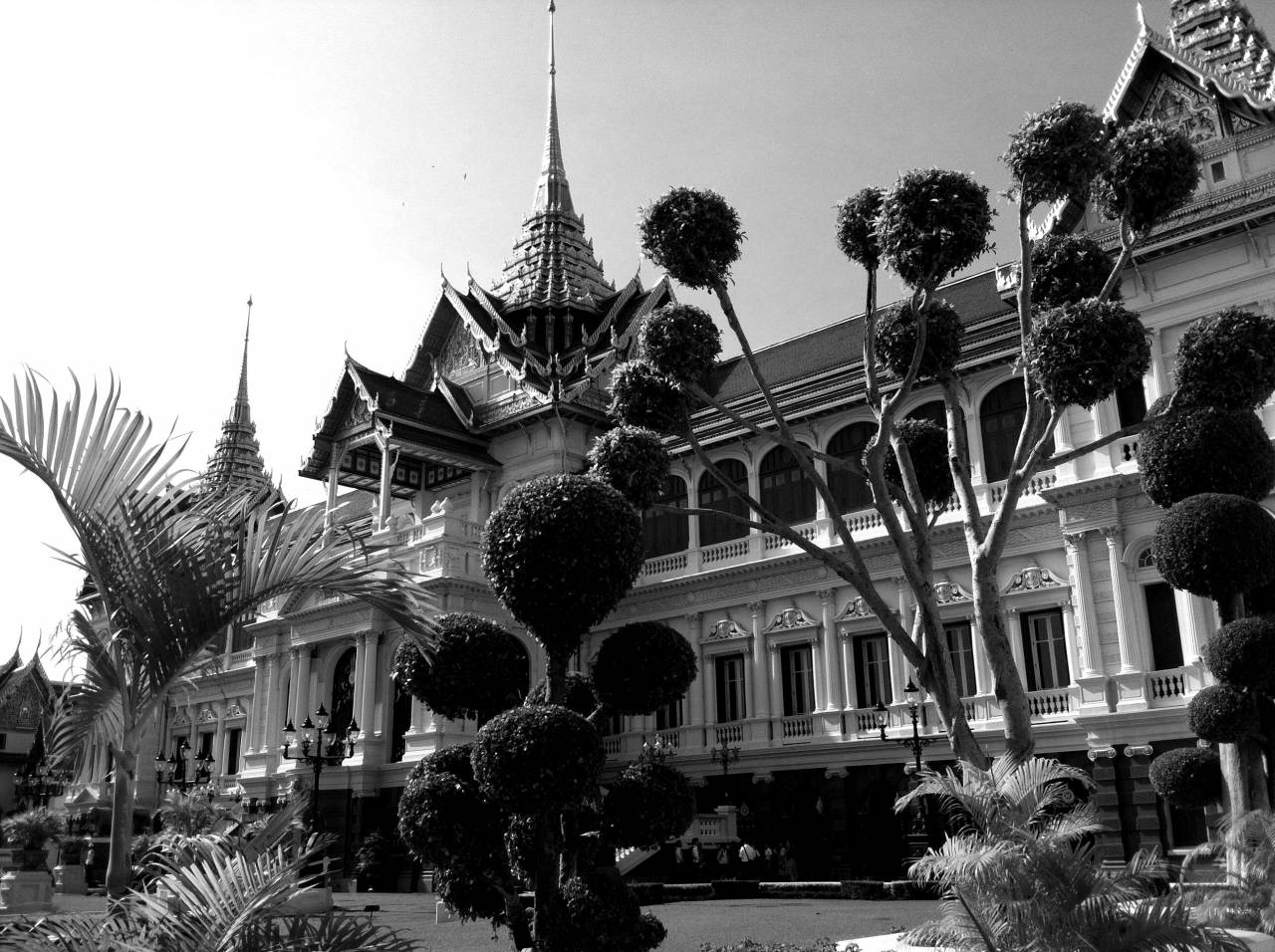   mansion  building  palace  landmark  facade  — free black and white photo