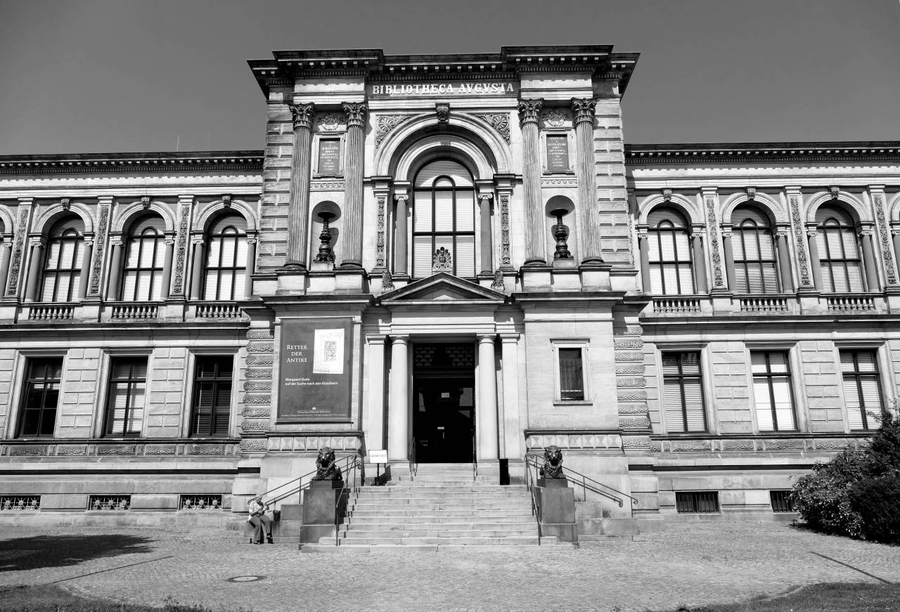   mansion  house  building  chateau  palace  — free black and white photo