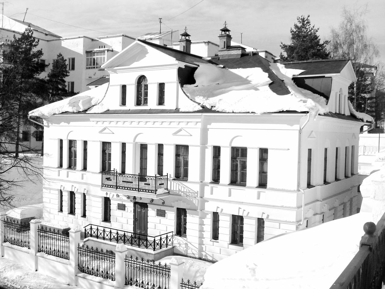   snow  winter  architecture  sky  mansion  — free black and white photo