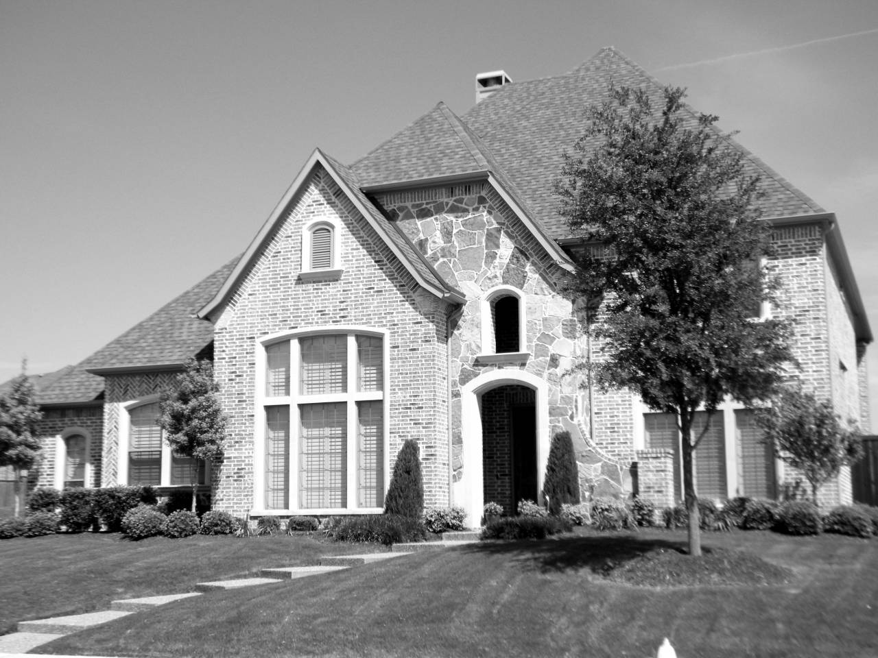   structure  lawn  villa  mansion  building  — free black and white photo
