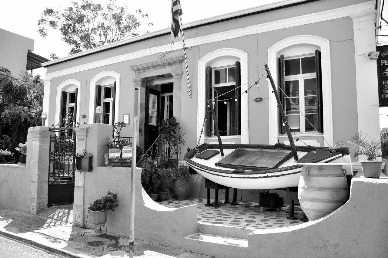   sun  boat  villa  mansion  house  window  — free black and white photo