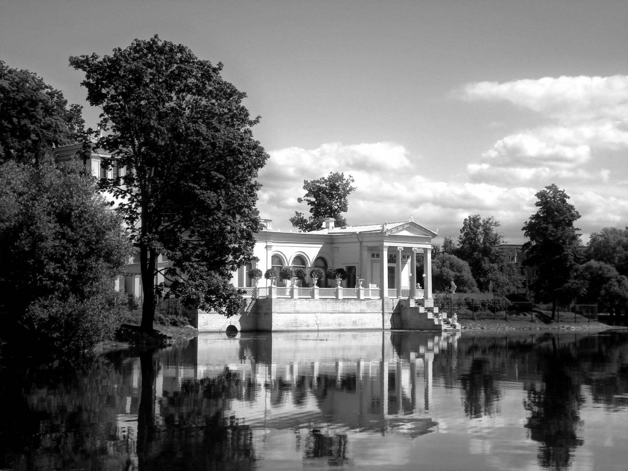   water  architecture  sky  villa  mansion  — free black and white photo