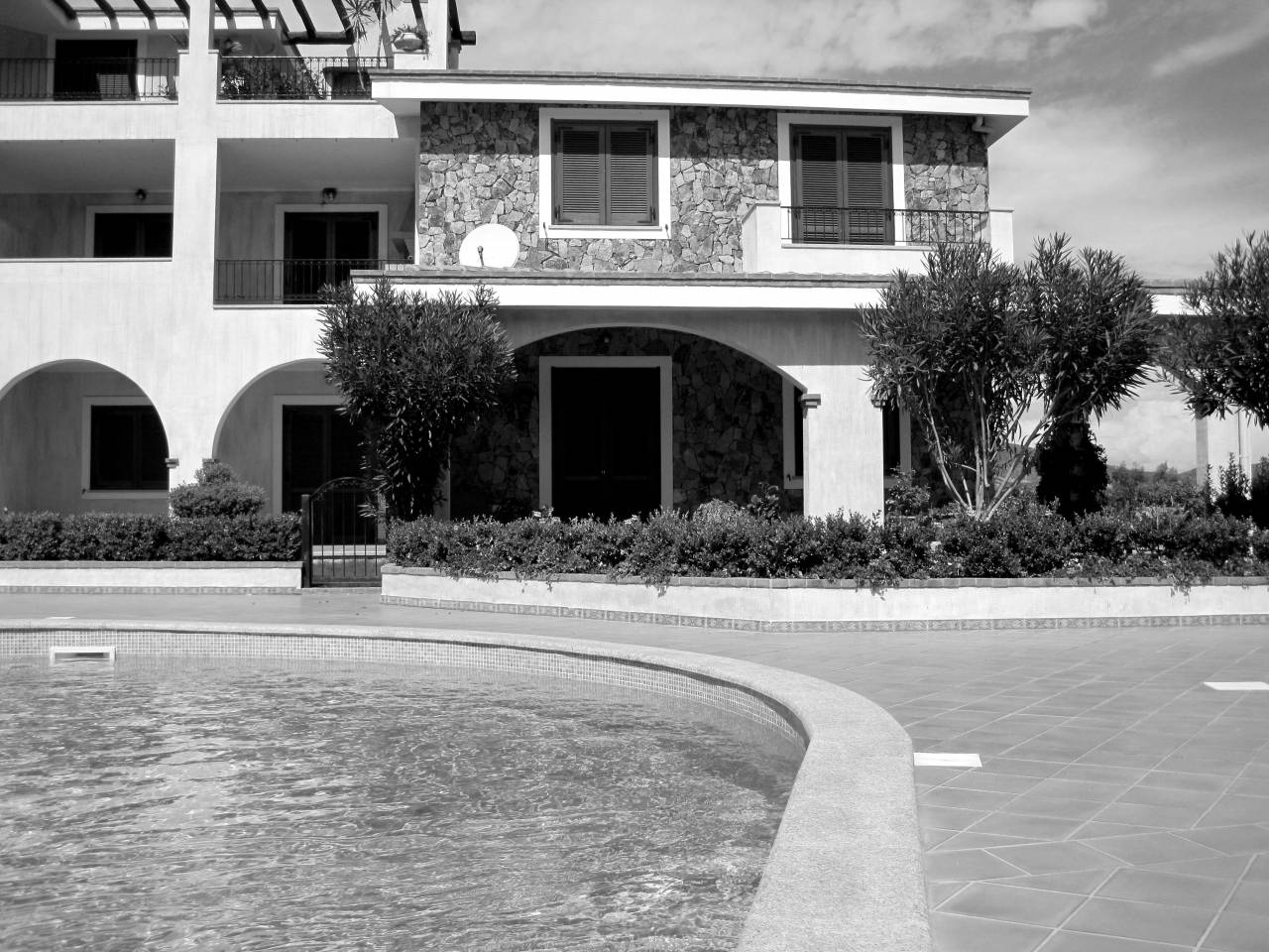   water  sun  villa  mansion  house  building  — free black and white photo