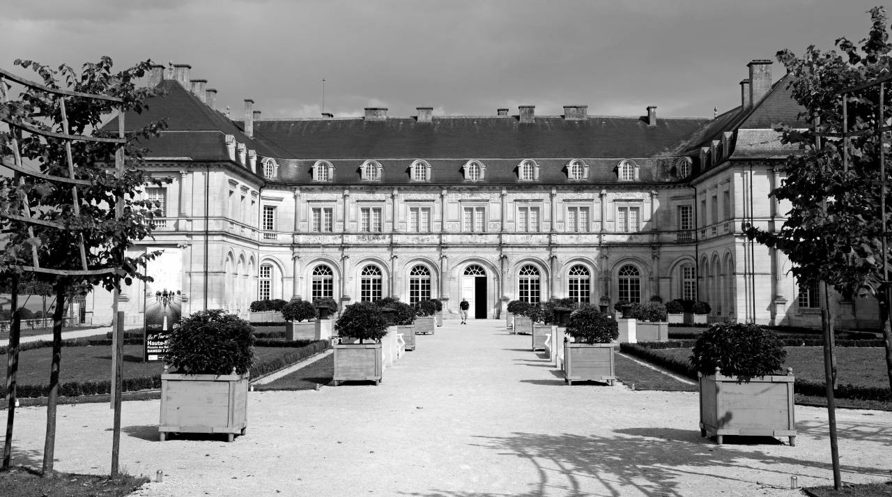   architecture  mansion  building  chateau  — free black and white photo