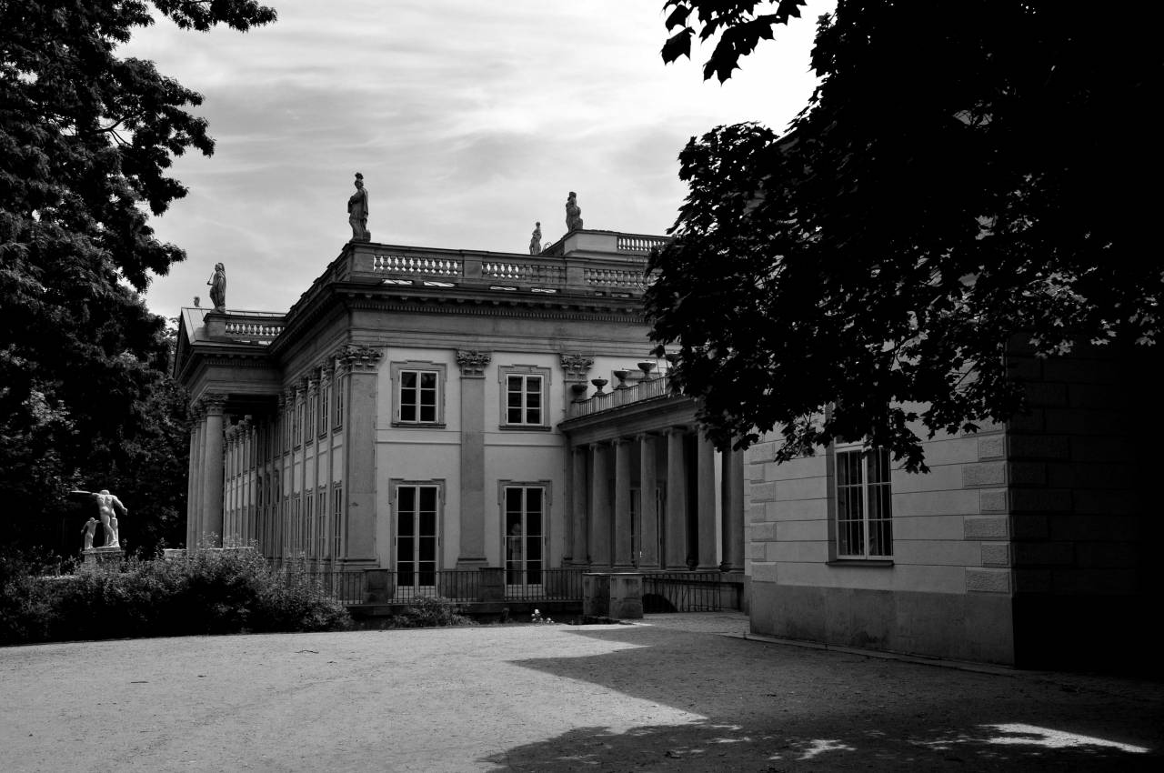   architecture  mansion  house  building  — free black and white photo