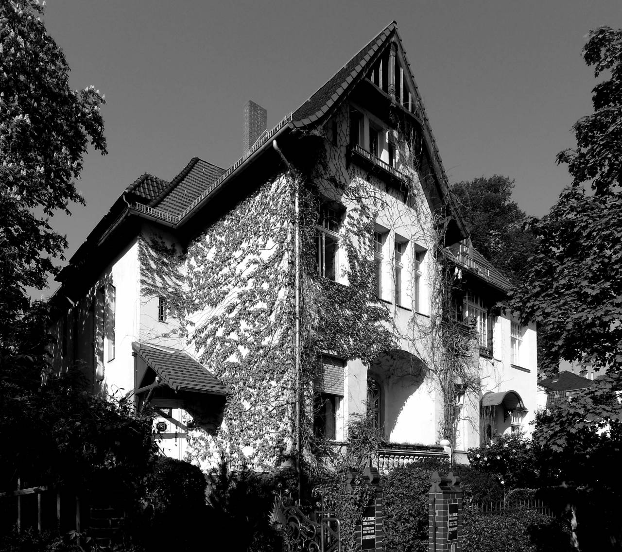   architecture  sky  villa  mansion  building  — free black and white photo