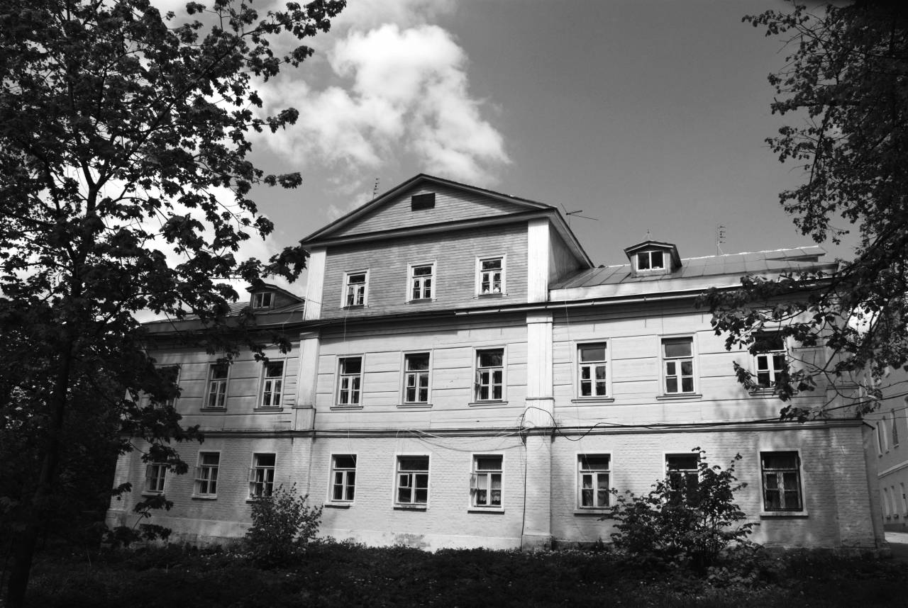   architecture  villa  mansion  building  — free black and white photo