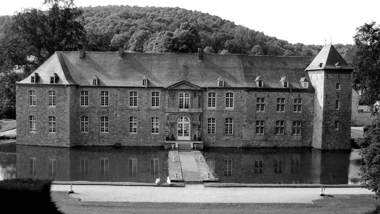   mansion  building  chateau  palace  cottage  — free black and white photo