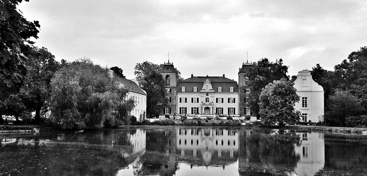   mansion  lake  building  restaurant  chateau  — free black and white photo