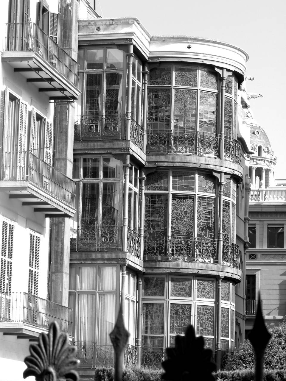   mansion  window  palace  home  downtown  — free black and white photo
