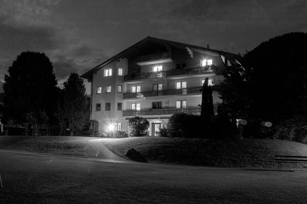  sky  sunset  mansion  house  home  dusk  — free black and white photo